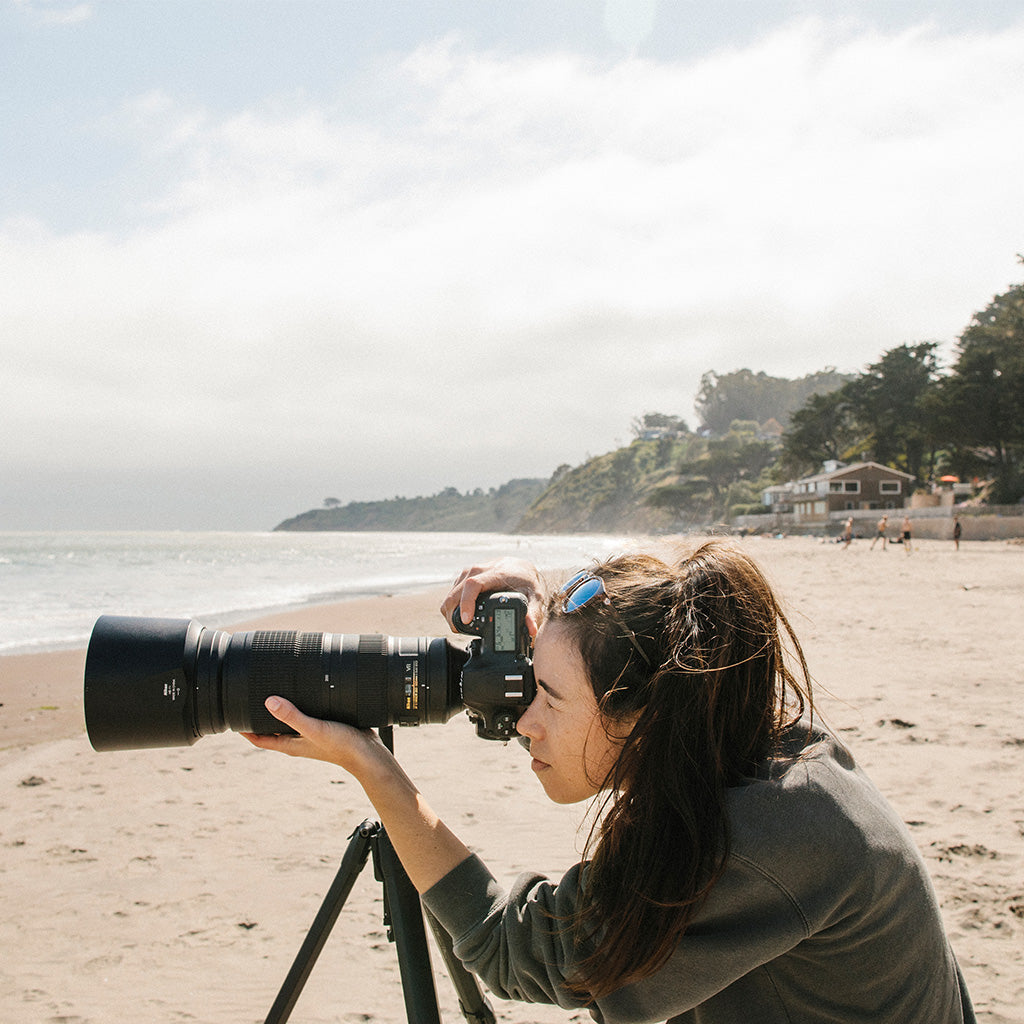 (image), Anne using the tripod to take photos on the beach, TT-CB-5-150-AL-1, aluminum