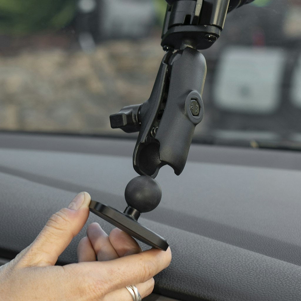 (image), 1in Qi2 Charging Ball Adapter Mount on RAM Mount, M-CM-AE-BK-2